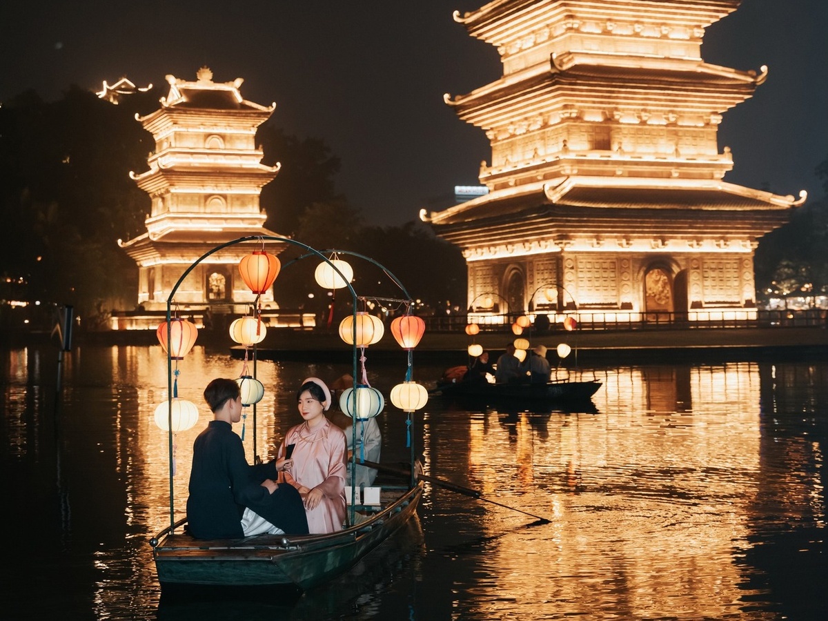 Phố cổ Hoa Lư lên đèn tạo nên bối cảnh hẹn hò nhẹ nhàng vào buổi tối. (Nguồn: Sưu tầm)