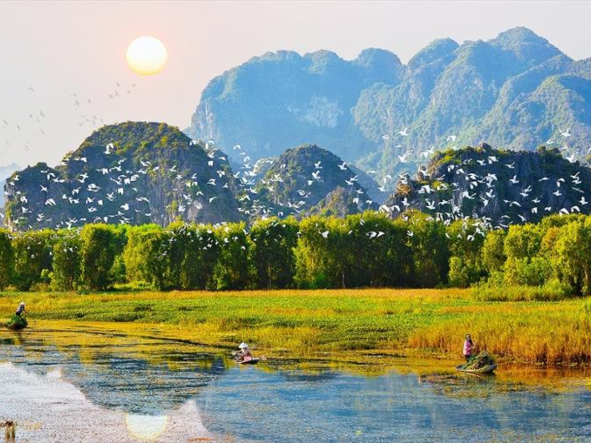 Đầm Vân Long tạo không gian yên tĩnh để các cặp đôi cùng ngắm cảnh và trò chuyện. (Nguồn: Sưu tầm)