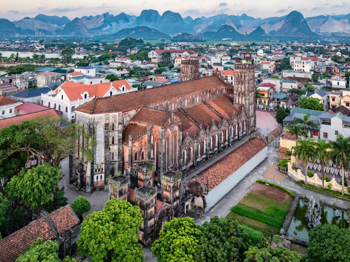 Vương cung thánh đường Sở Kiện nổi bật với kiến trúc cổ kính, bề thế và những đường nét mang dấu ấn châu Âu. (Nguồn: Sưu tầm)