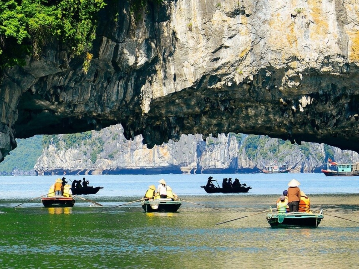Hang Luồn gây ấn tượng với hành trình khám phá sông nước, hang động và cảnh quan núi đá vôi tự nhiên. (Nguồn: Sưu tầm)