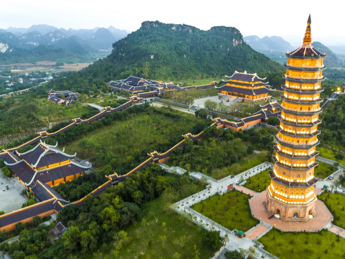 Không gian rộng lớn, kiến trúc độc đáo và khung cảnh yên bình giúp Chùa Bái Đính trở thành điểm đến được nhiều du khách yêu thích. (Nguồn: Sưu tầm)