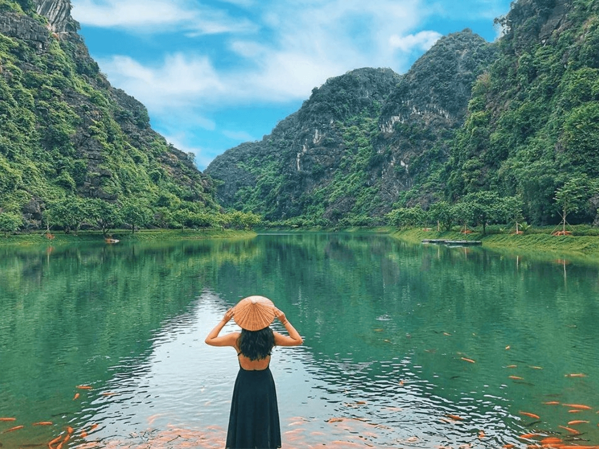 Ninh Bình tháng 9 sở hữu thời tiết mát mẻ hơn với cảnh sắc thiên nhiên xanh tươi, thích hợp cho các hoạt động tham quan ngoài trời. (Nguồn: Sưu tầm)