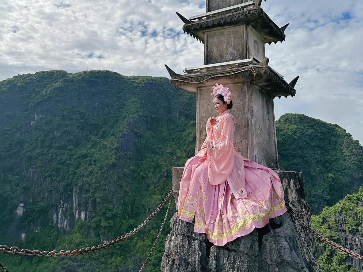 Du khách có thể lựa chọn nhiều mẫu váy, trang phục truyền thống phù hợp với khung cảnh Hang Múa. (Nguồn: Sưu tầm)