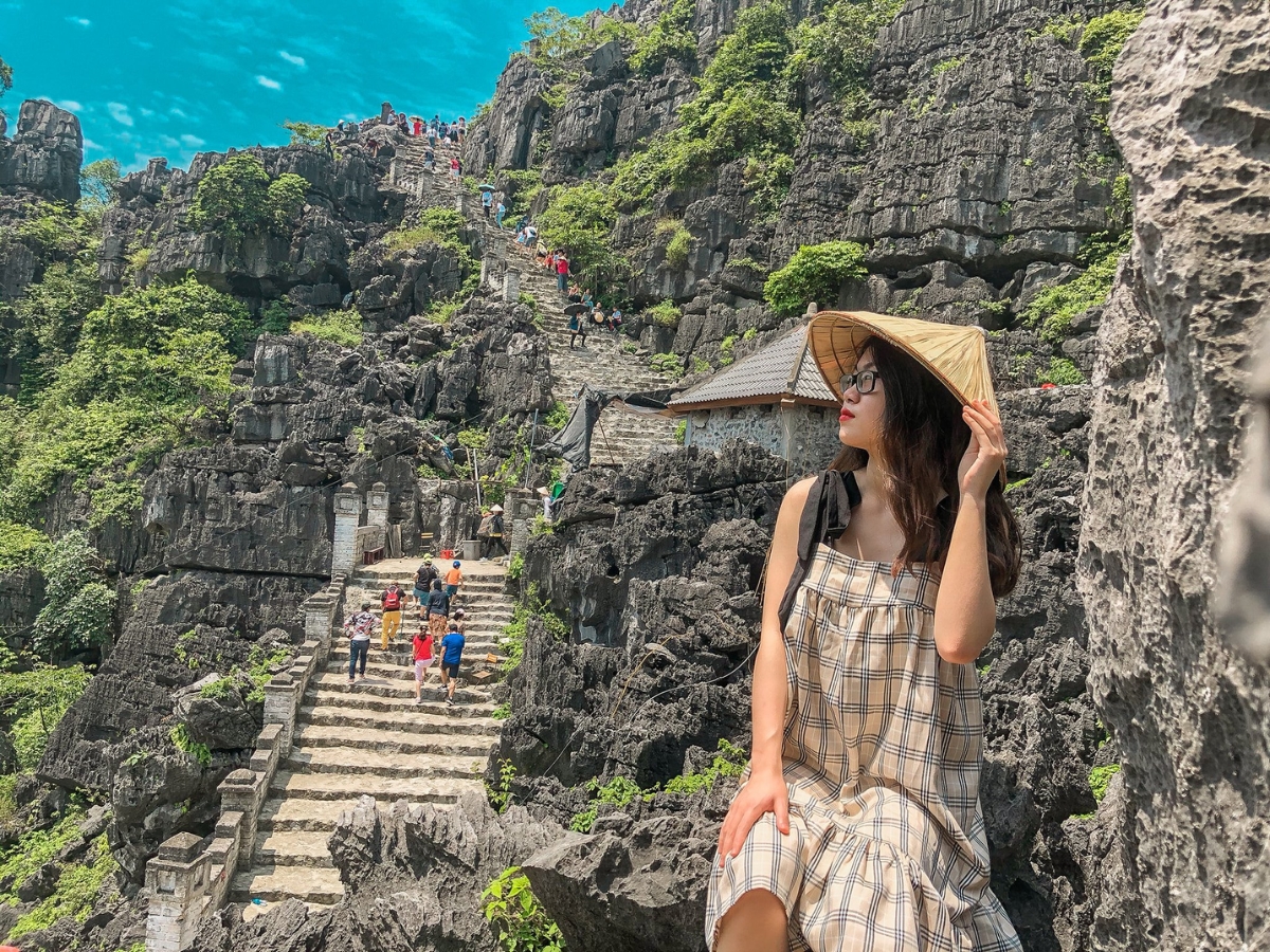 Vé tham quan Hang Múa bao gồm trải nghiệm khám phá núi Múa, ngắm cảnh và check-in giữa thiên nhiên Ninh Bình. (Nguồn: Sưu tầm)