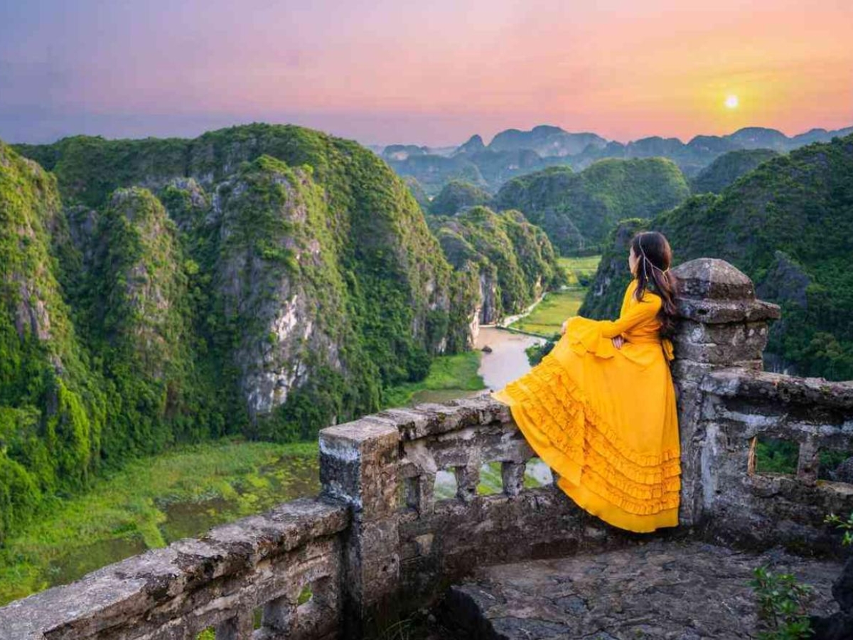 Hang Múa nổi bật với cảnh sắc núi non hùng vĩ và góc nhìn toàn cảnh Ninh Bình tuyệt đẹp. (Nguồn: Sưu tầm)