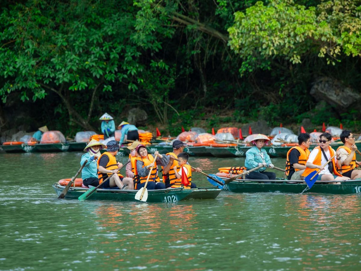 Du khách nên chuẩn bị trang phục và vật dụng phù hợp với từng địa điểm du lịch cũng như đảm bảo an toàn trong hành trình. (Nguồn: Sưu tầm)