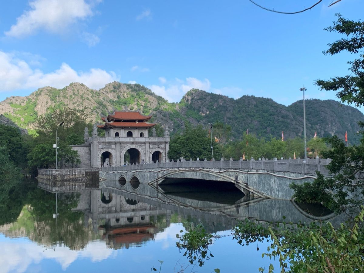 Cố đô Hoa Lư nổi bật với kiến trúc thời phong kiến thế kỷ X, cảnh quan núi đá vung trùng điệp. (Nguồn: Sưu tầm)