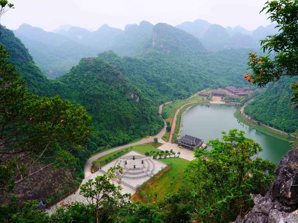 Thung Ui tại Ninh Bình nổi bật với cảnh quan thung lũng nguyên sơ tựa phim trường cổ trang. (Nguồn: Sưu tầm)