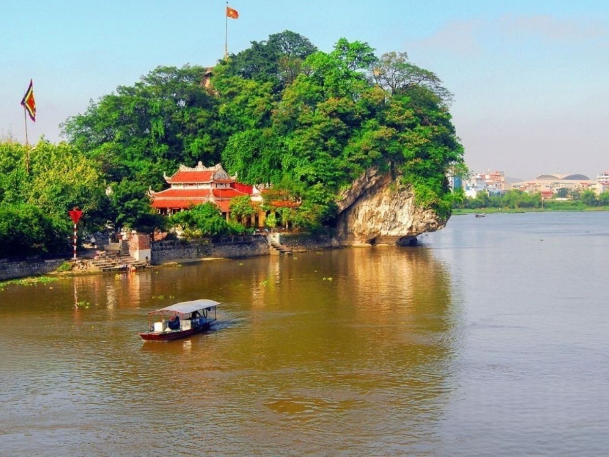 Núi Non Nước (còn gọi là Dục Thúy Sơn) nổi bật với vị trí sơn thủy hữu tình ngay ngã ba sông Đáy và sông Vân. (Nguồn: Sưu tầm)