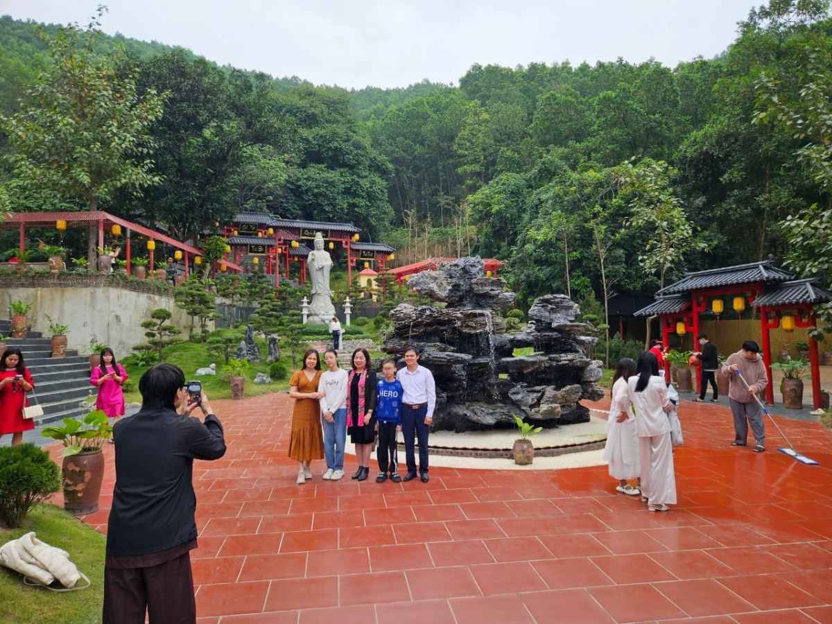 Du khách nên tuân thủ nghiêm ngặt các quy tắc ứng xử văn minh, tôn nghiêm nơi cửa Phật. (Nguồn: Sưu tầm)
