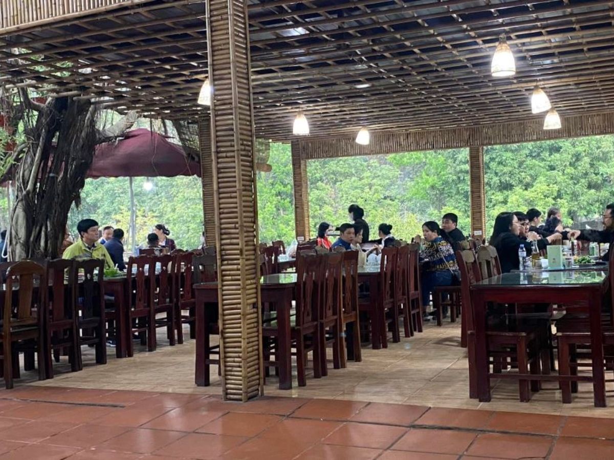 Không gian ẩm thực thoáng mát, thực khách có thể vừa dùng bữa vừa ngắm cảnh núi rừng hùng vĩ. (Nguồn: Sưu tầm)