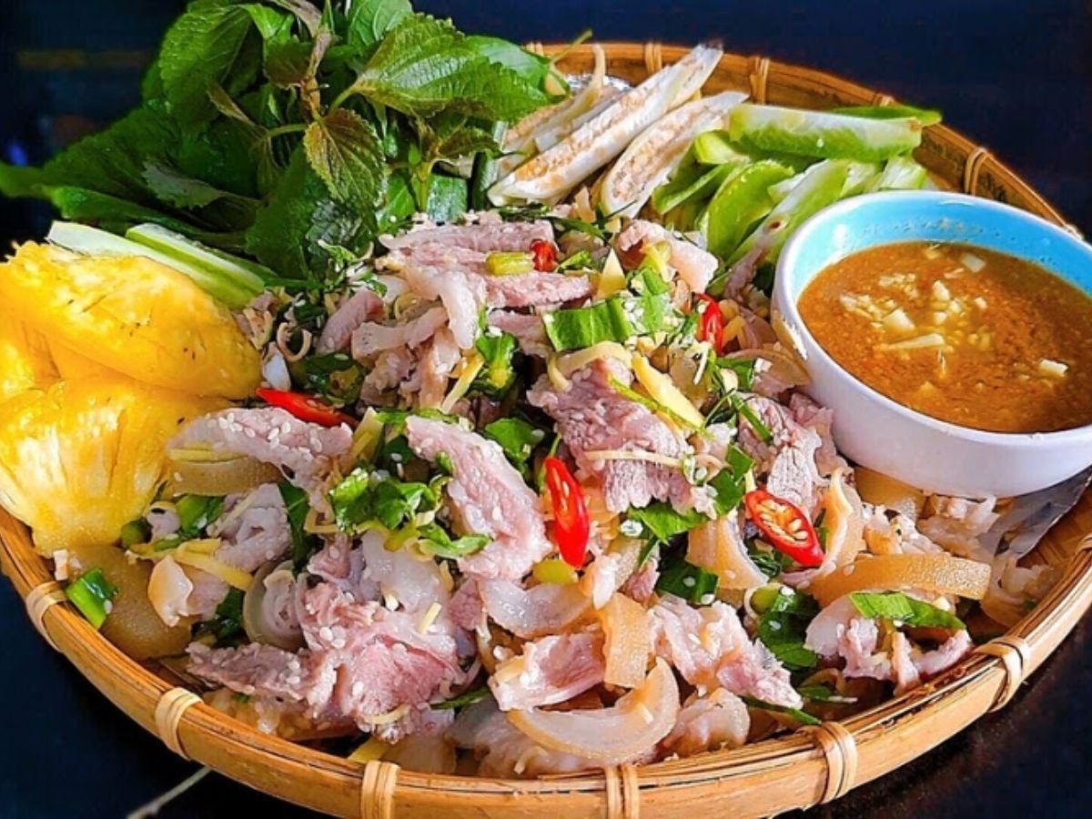 Dê tái chanh Ninh Bình hấp dẫn với thịt dê mềm thơm, ăn kèm rau xanh và nước chấm đậm đà. (Nguồn: Sưu tầm)