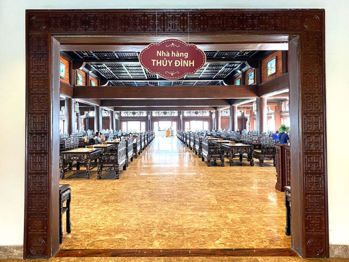Thuy Dinh Restaurant stands out for its spacious, airy setting and décor inspired by traditional Vietnamese culture. (Source: Collected)