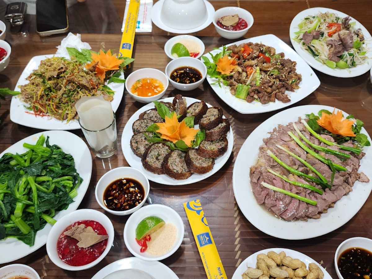 Choosing a restaurant near Tam Chuc makes it more convenient for visitors to relax and enjoy local cuisine after sightseeing. (Source: Collected)