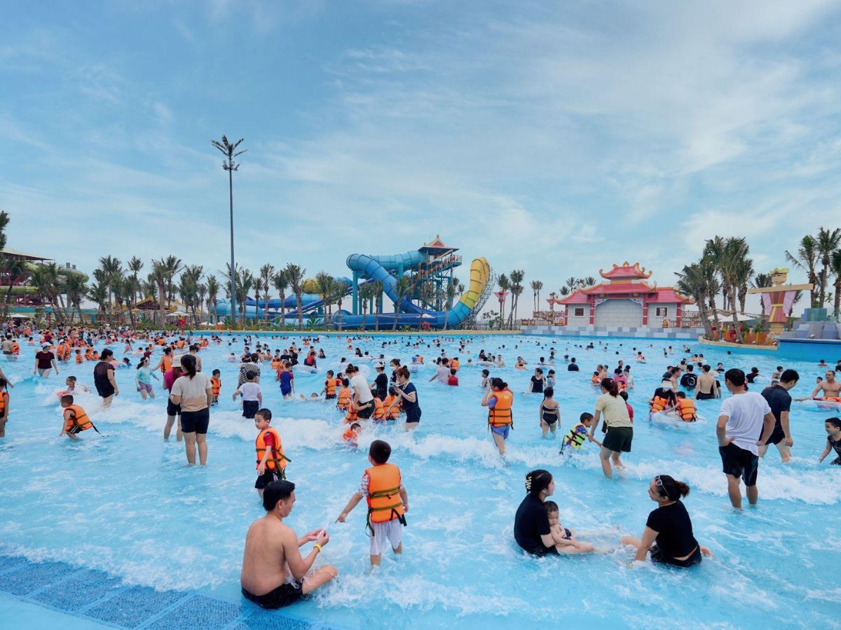 Visitors enjoying the waves alongside the distinctive Thuy Dinh architectural space at the "Bay of Waves" at Sun World Ha Nam. (Source: Collected)