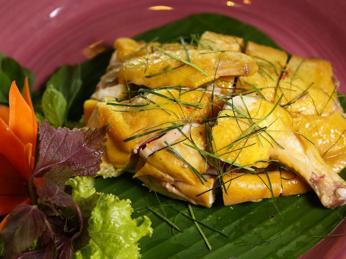 Free-range chicken with tender, flavorful meat, beautifully presented with vegetables and accompanying herbs and seasonings. (Source: Collected)
