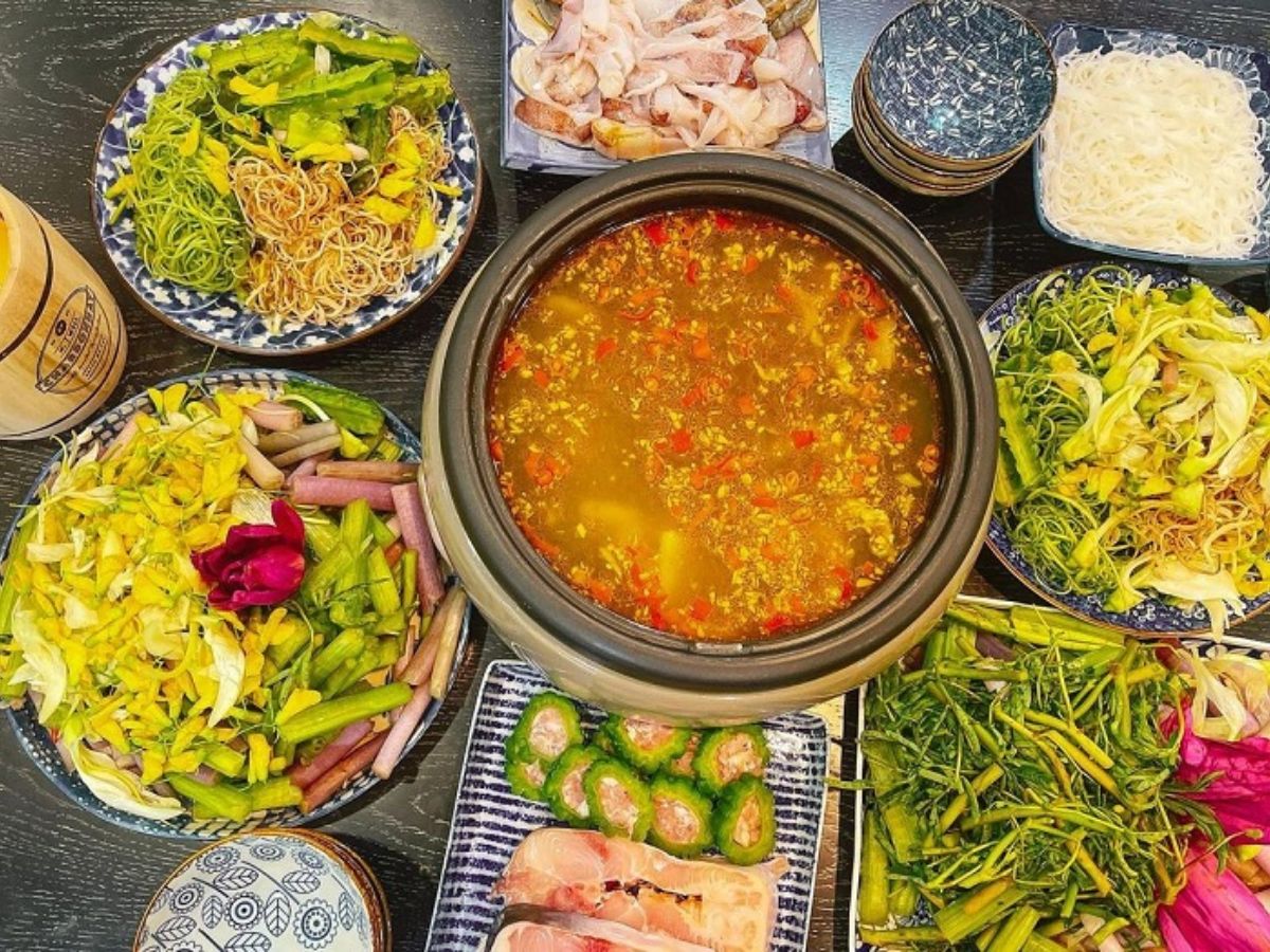 A steaming hot pot with a variety of fresh vegetables and ingredients, perfect for sharing with family and friends. (Source: Collected)