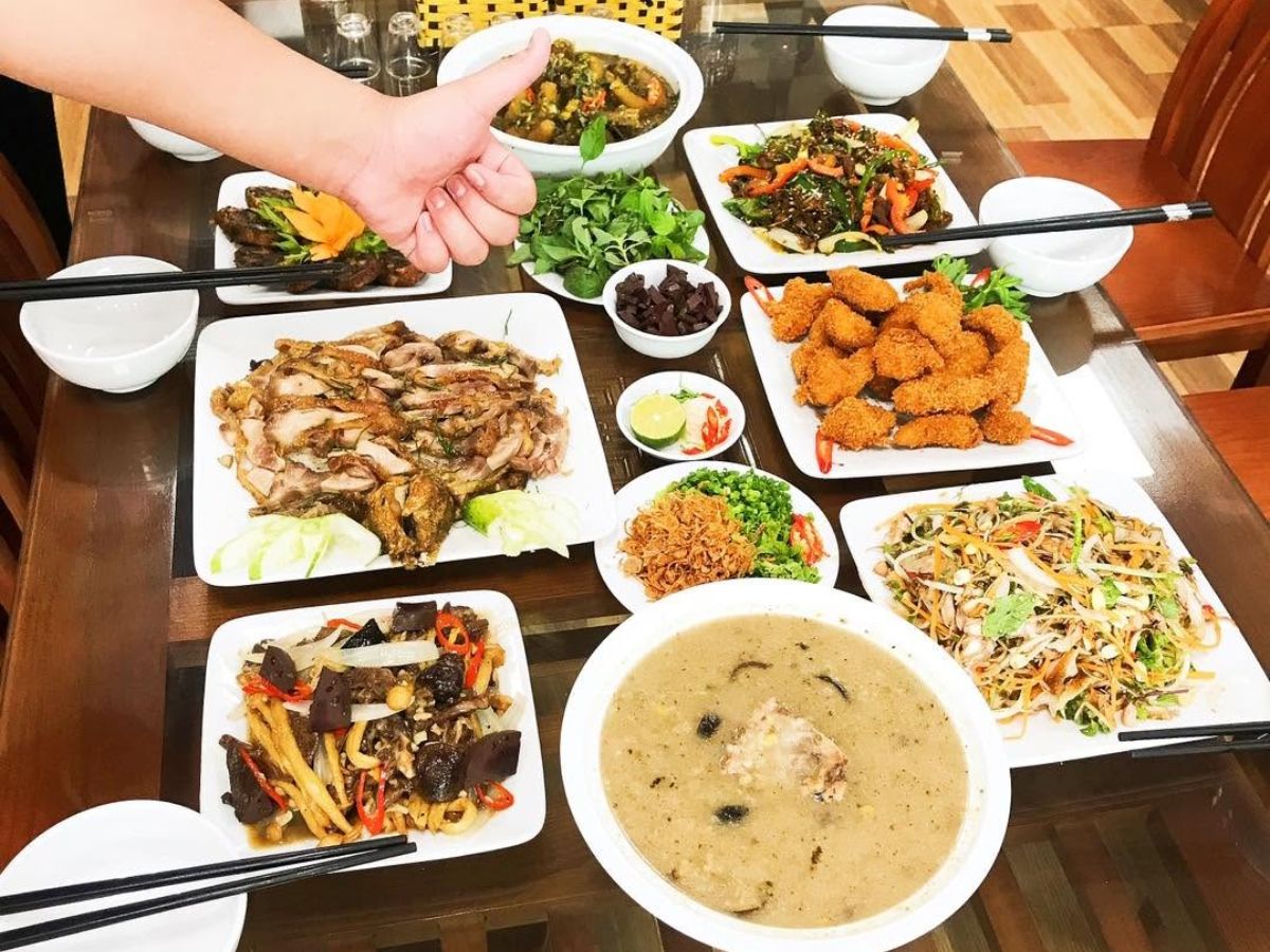 Tam Chuc Ba Sao Restaurant serves a wide variety of dishes, offering plenty of choices for diners after their sightseeing trip. (Source: Collected)