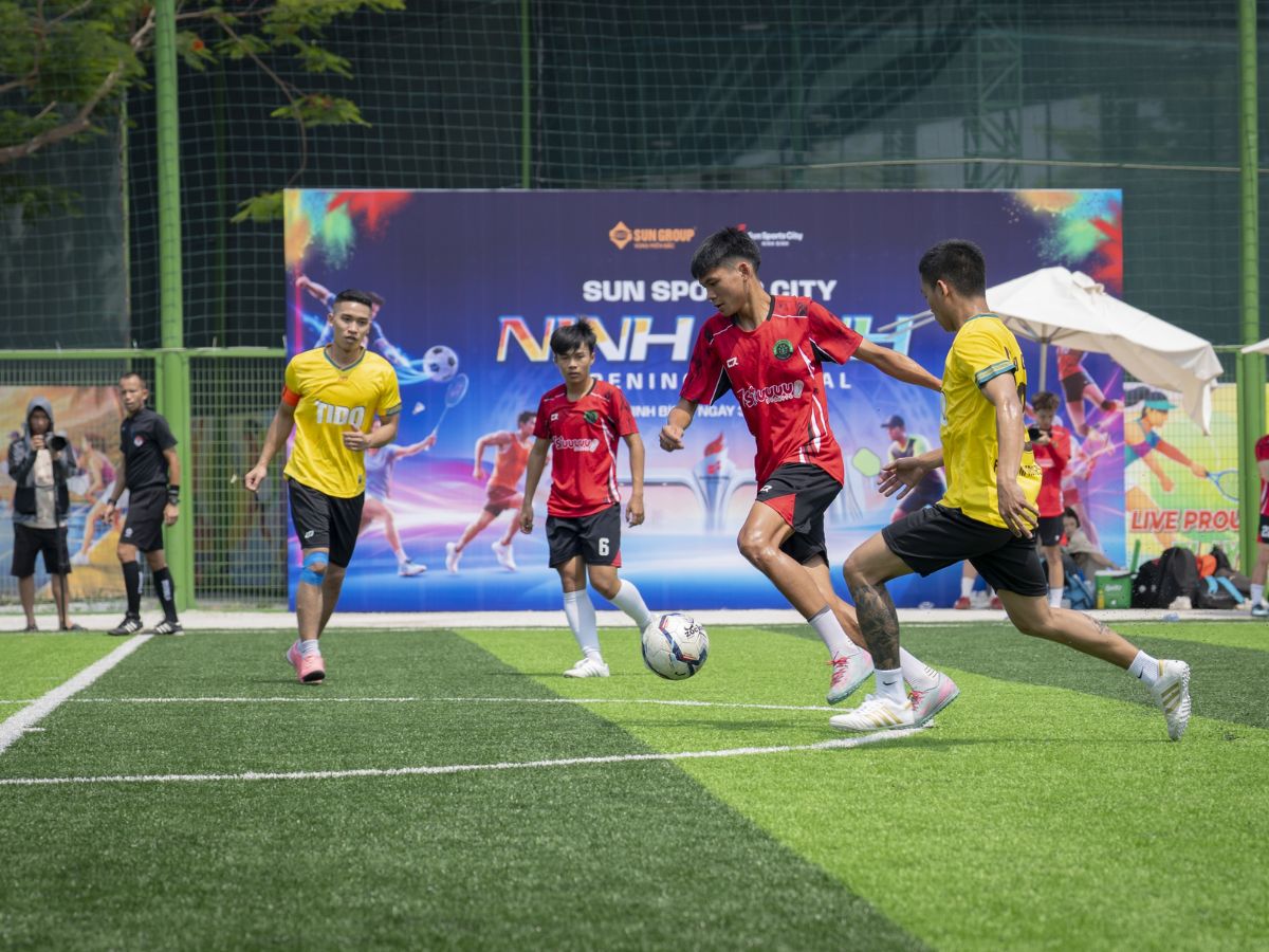 Sân bóng đá 11 người tại Sun Sports City sôi động với những trận đấu giao hữu và thi đấu hấp dẫn. (Nguồn: Sưu tầm)