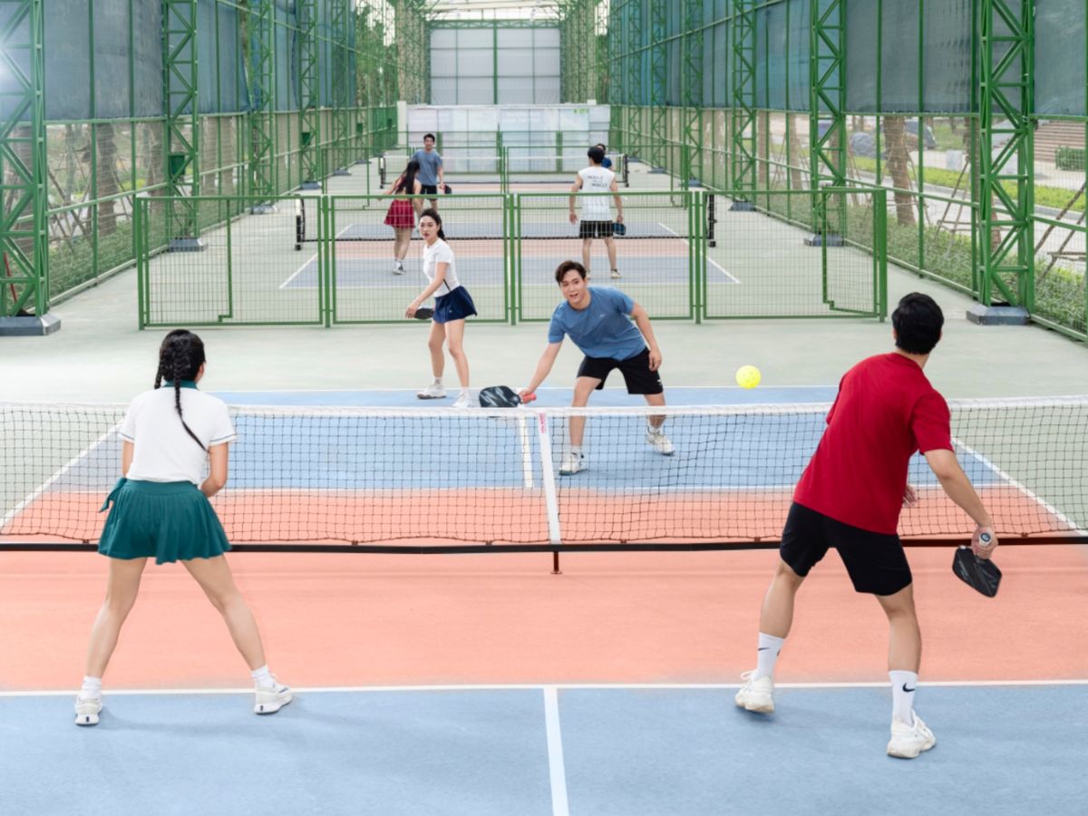 Cụm sân pickleball có mái che hiện đại tại Sun Sports City, đáp ứng nhu cầu tập luyện, giao lưu và thi đấu. (Nguồn: Sưu tầm)
