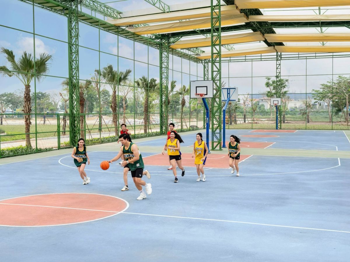 Không gian sân bóng rổ rộng rãi tại Sun Sports City, phù hợp cho các hoạt động tập luyện, giao lưu và thi đấu thể thao. (Nguồn: Sưu tầm)