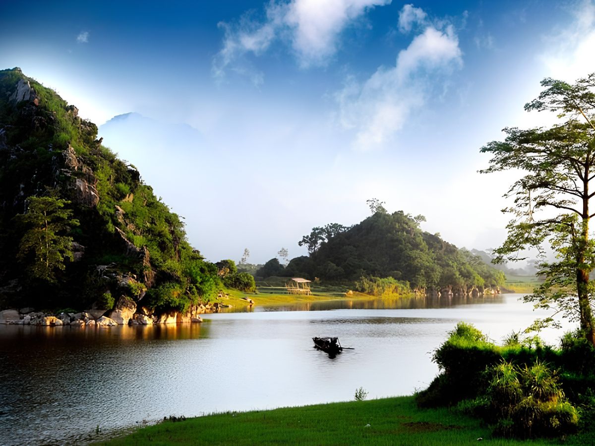 Khung cảnh yên bình tại danh thắng Bát Cảnh Sơn, non nước hữu tình, lý tưởng để cắm trại thư giãn và khám phá thiên nhiên Hà Nam. (Nguồn: Sưu tầm)