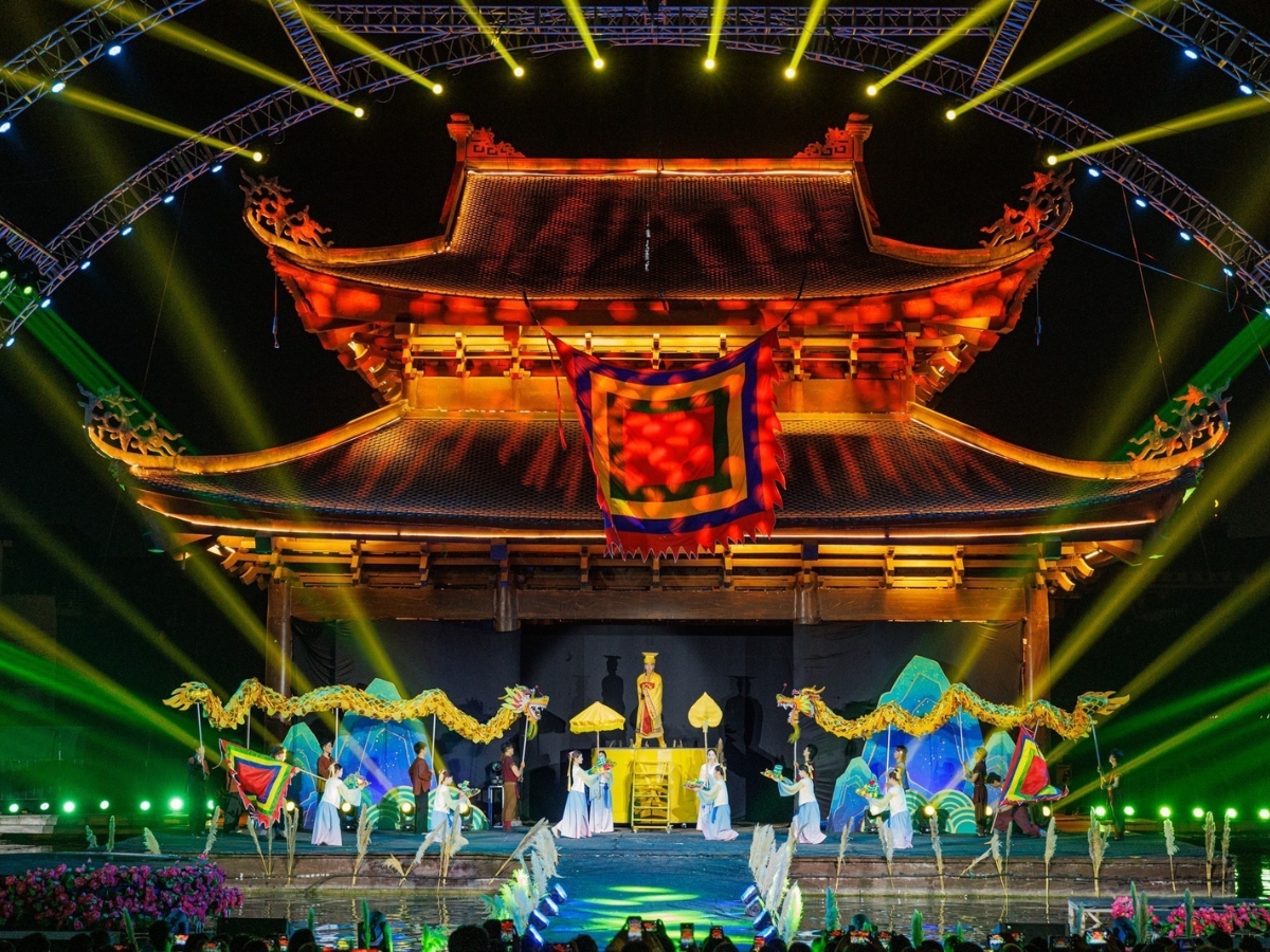 Show “Anh hùng cờ lau” tái hiện câu chuyện về Đinh Bộ Lĩnh qua âm nhạc, múa, võ thuật và hiệu ứng sân khấu đặc sắc. (Nguồn: Sưu tầm)
