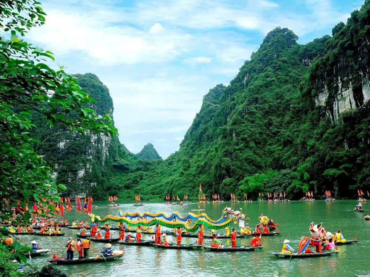 Lễ hội truyền thống Tràng An là chuỗi các hoạt động văn hóa tín ngưỡng kết hợp với du lịch của Ninh Bình. (Nguồn: Sưu tầm)