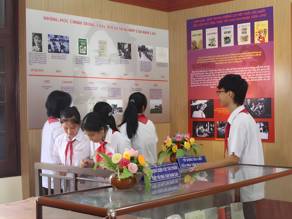 Học sinh tham quan và học hỏi tại khu lưu niệm nhà văn Nam Cao. (Nguồn: Sưu tầm)