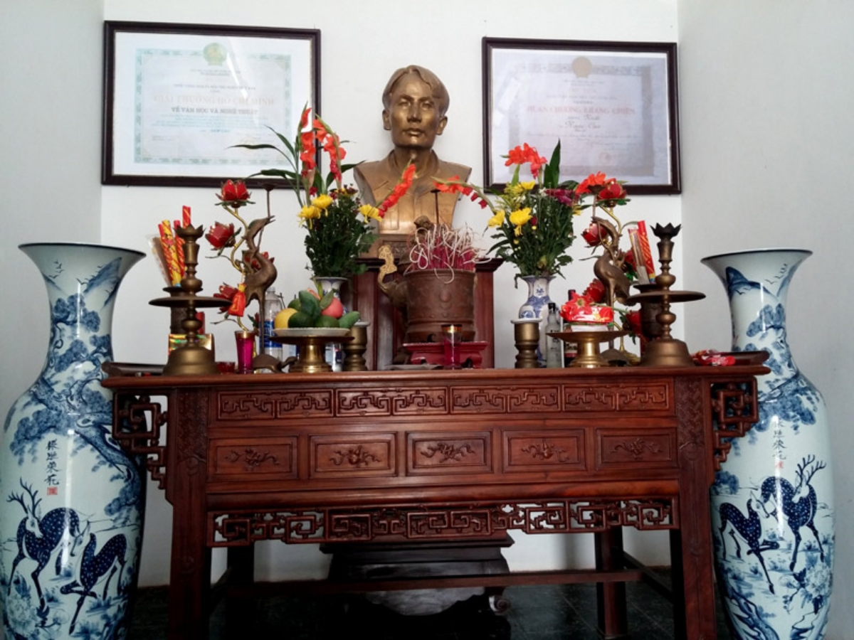 Tượng bán thân cùng Huân chương Kháng chiến và Giải thưởng Hồ Chí Minh do Nhà nước truy tặng được đặt ở vị trí trang trọng. (Nguồn: Sưu tầm)