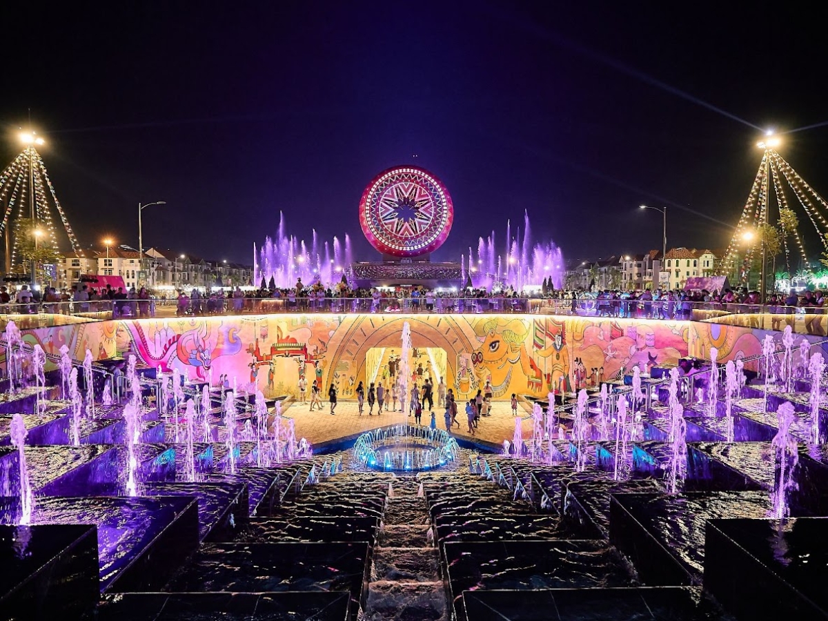 Thưởng thức biểu diễn nhạc nước tại quảng trường Thời Đại. (Nguồn: Sưu tầm)