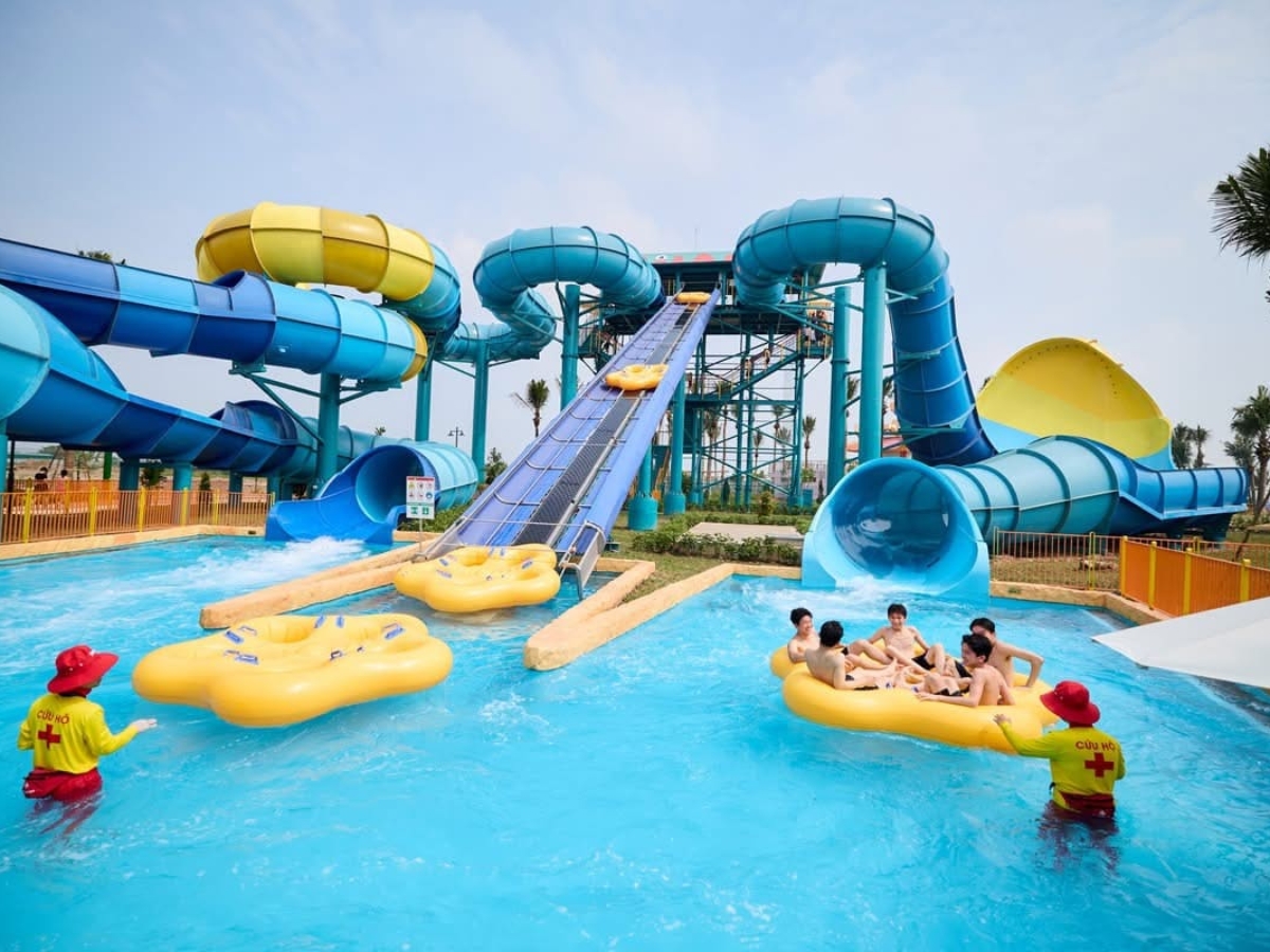 Du khách thỏa thích vui chơi tại công viên nước Sun World Ha Nam. (Nguồn: Sưu tầm)