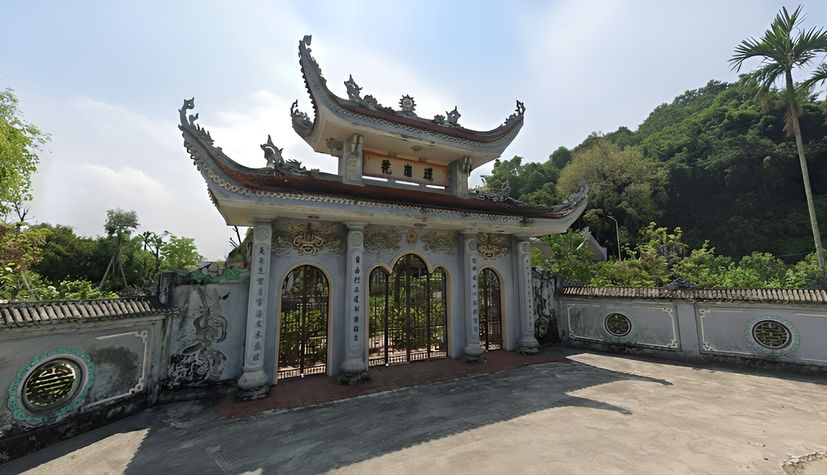 Chùa Phong Phú ẩn mình giữa núi đá vôi Ninh Bình. (Nguồn: Sưu tầm)