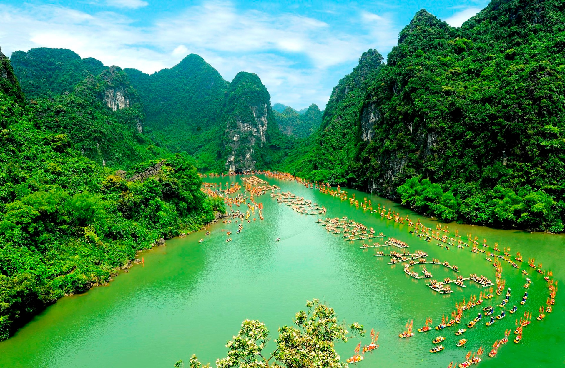 Quần thể danh thắng Tràng An - Hoa Lư được ví như bức tranh sơn thủy hữu tình. (Nguồn: Sưu tầm)