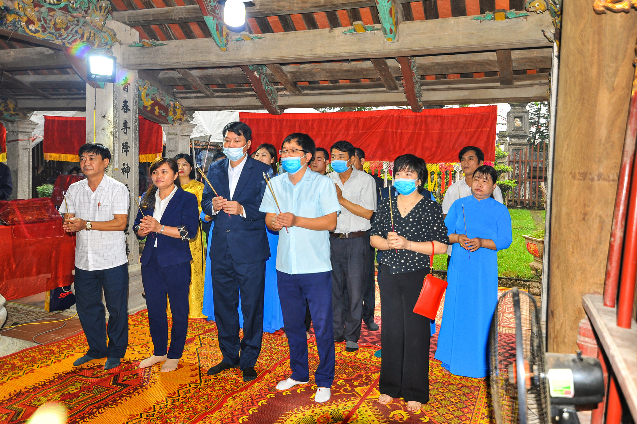 Đoàn đại biểu lãnh đạo thực hiện nghi thức dâng hương trong phần lễ. (Nguồn: Sưu tầm)