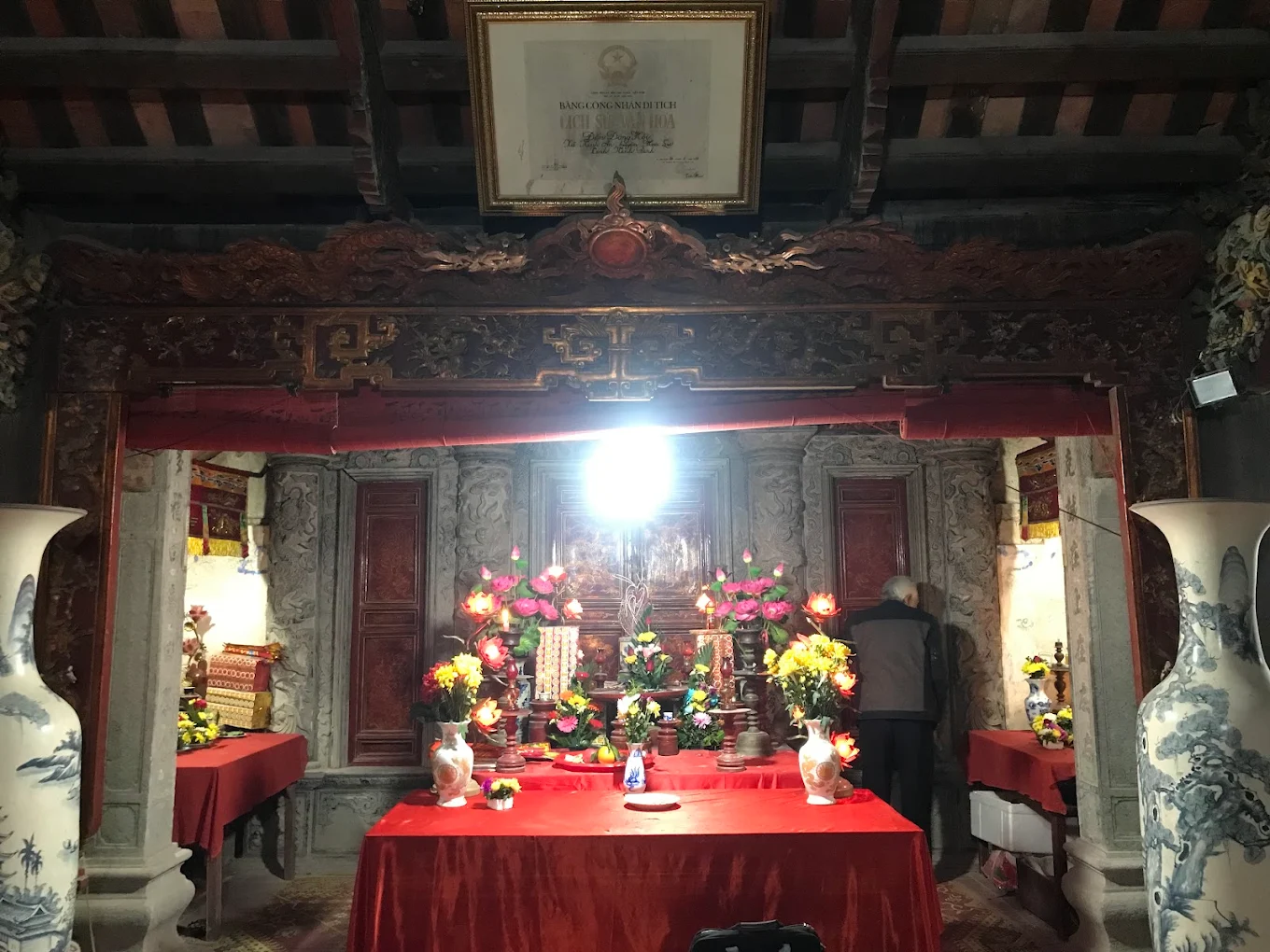 Long ngai giữa thờ Đống Bụt, bên phải thờ Diệu Vũ, bên trái thờ Ngọc Nữ Trần Hoa tại gian trong cùng của Hậu cung. (Nguồn: Sưu tầm)
