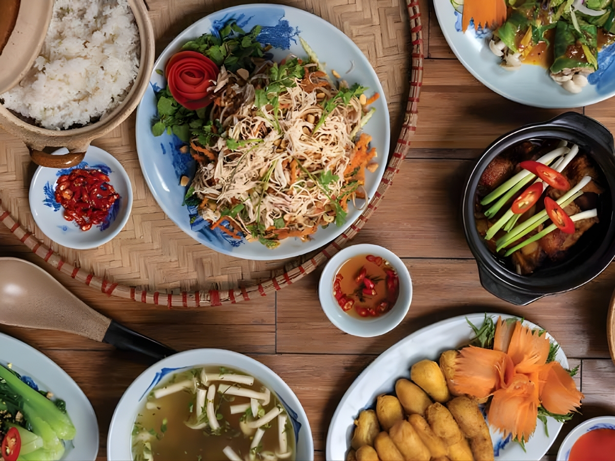Tại Tam Chúc có nhiều nhà hàng, quầy dịch vụ thuận tiện để du khách nghỉ ngơi và thưởng thức đặc sản nơi đây. (Nguồn: Sưu tầm)