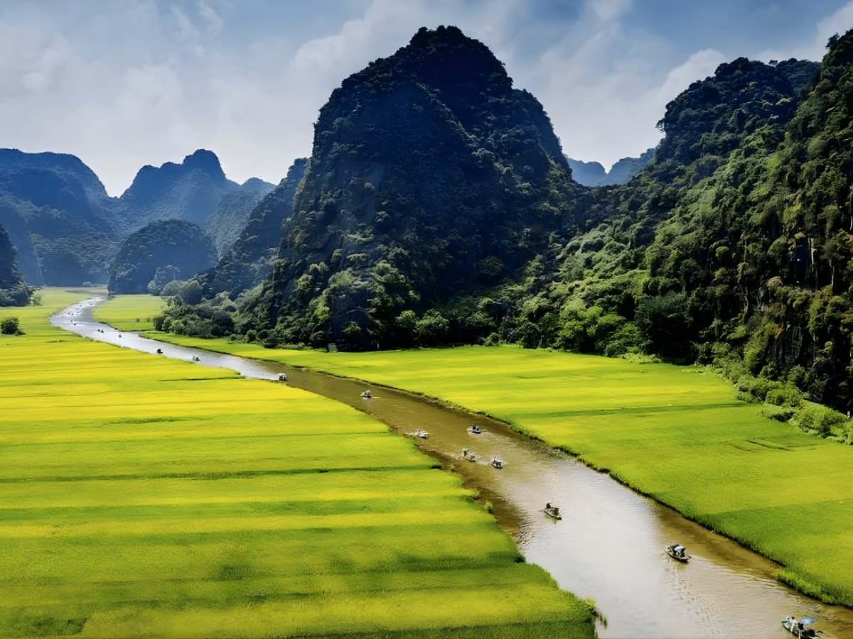 Tam Cốc - Bích Động với cảnh quan xanh mướt, thơ mộng. (Nguồn: Sưu tầm)