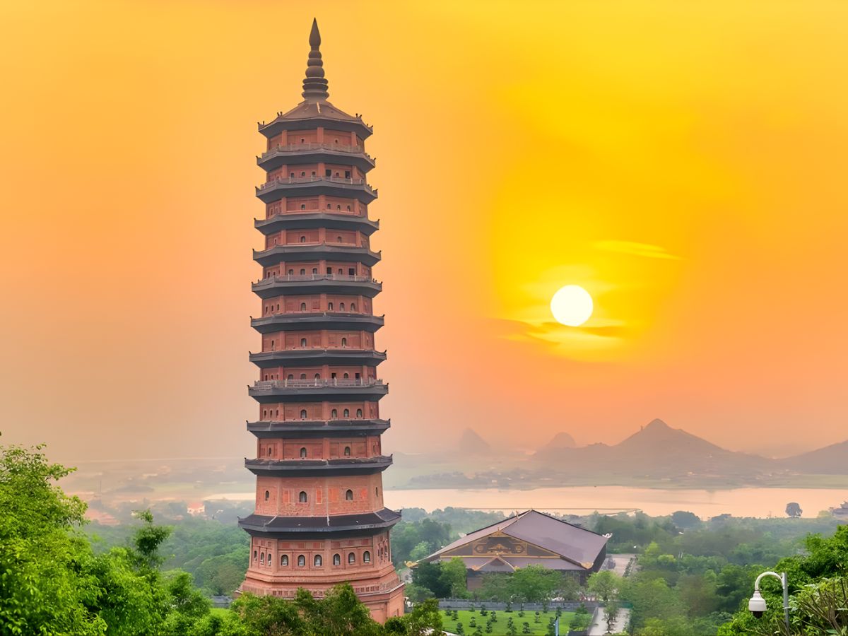 Chùa Bái Đính là điểm du lịch tâm linh nổi tiếng nhất Ninh Bình.