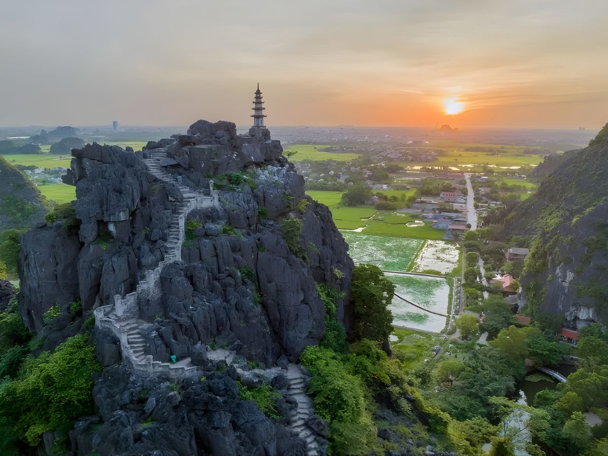 Hang Múa là nơi sống ảo siêu xịn cho các du khách trẻ đam mê chụp ảnh.