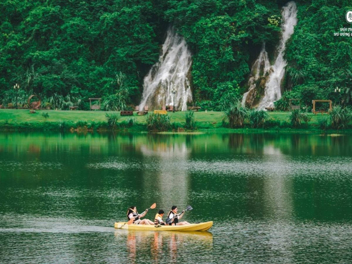 Du khách thích thú chèo thuyền kayak lênh đênh trên mặt hồ Đồng Chương.