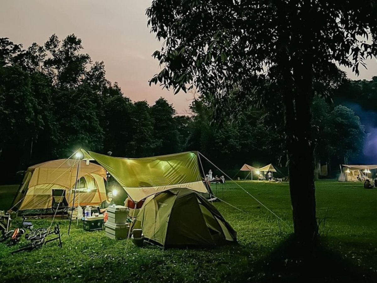 Khung cảnh camping sôi động tại Ninh Bình vào buổi tối.