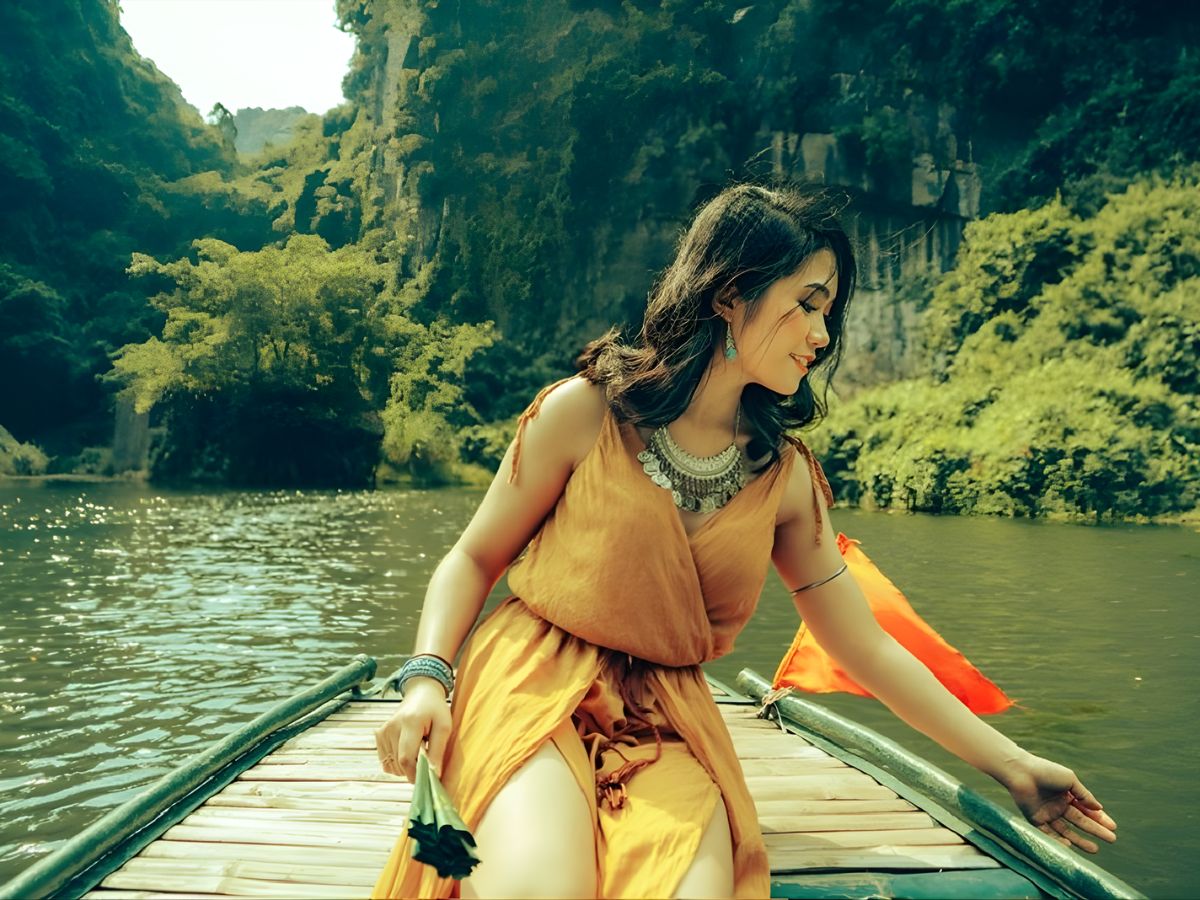 Du Khách thích thú khi ngồi trên thuyền ngắm cảnh ở Tràng An.