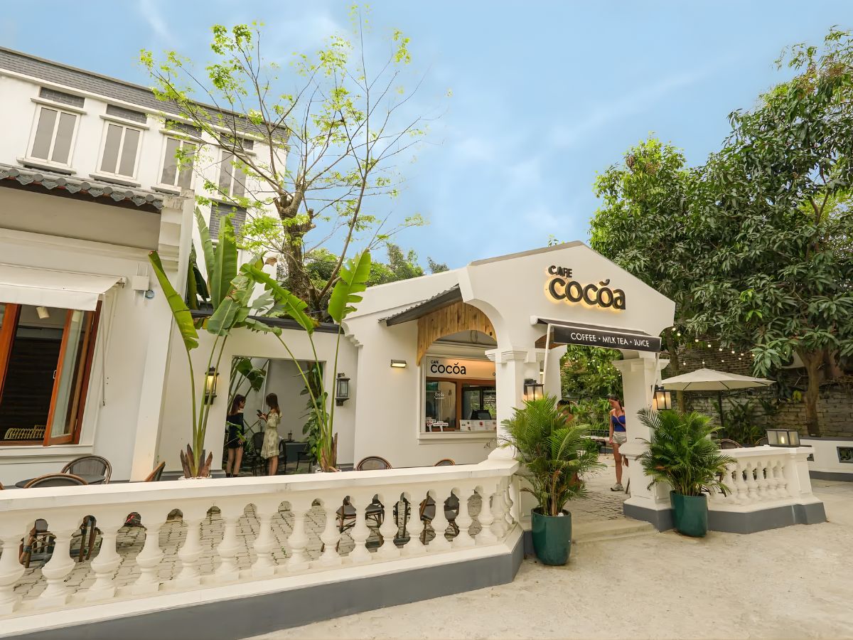 Không gian sân vườn rộng rãi của Coco.A Cafe.