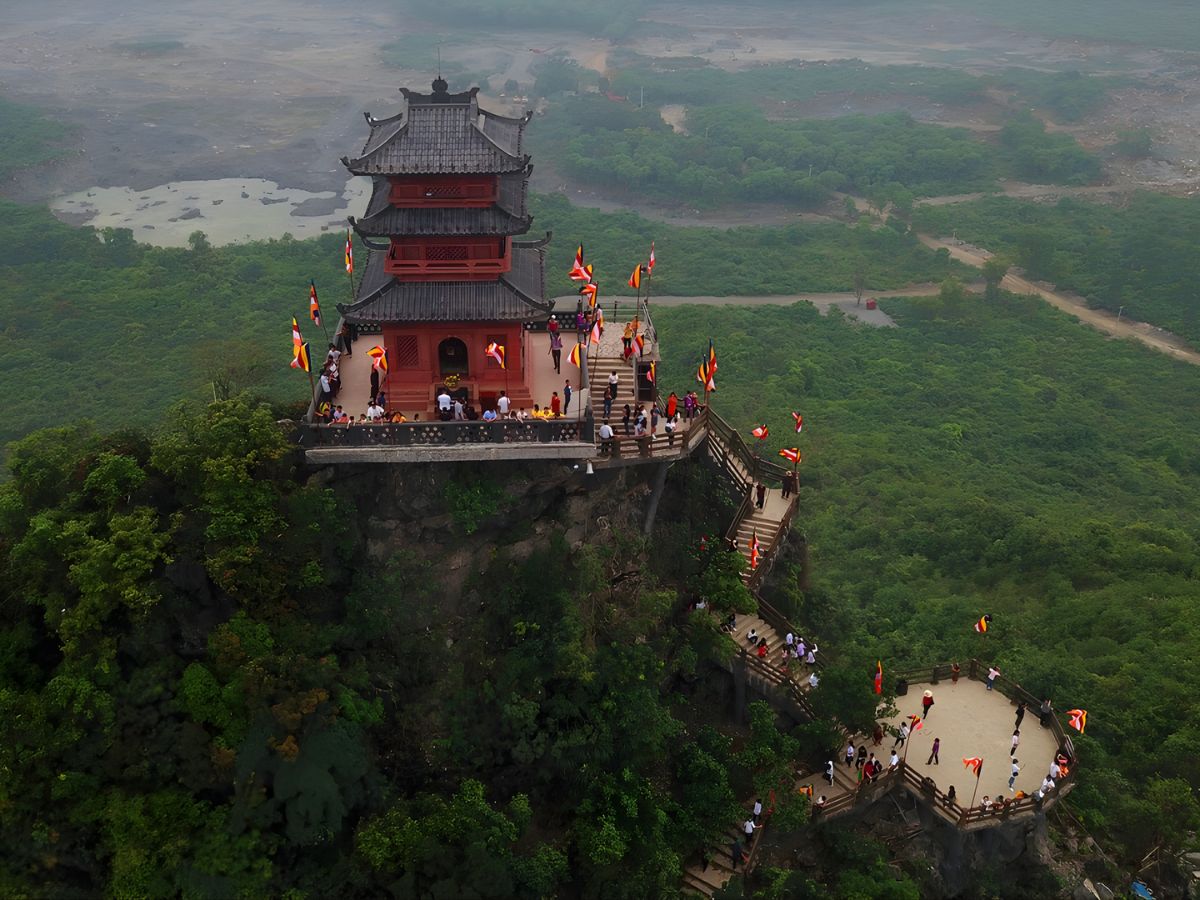 Toàn cảnh chùa Ngọc khi nhìn từ trên cao xuống.