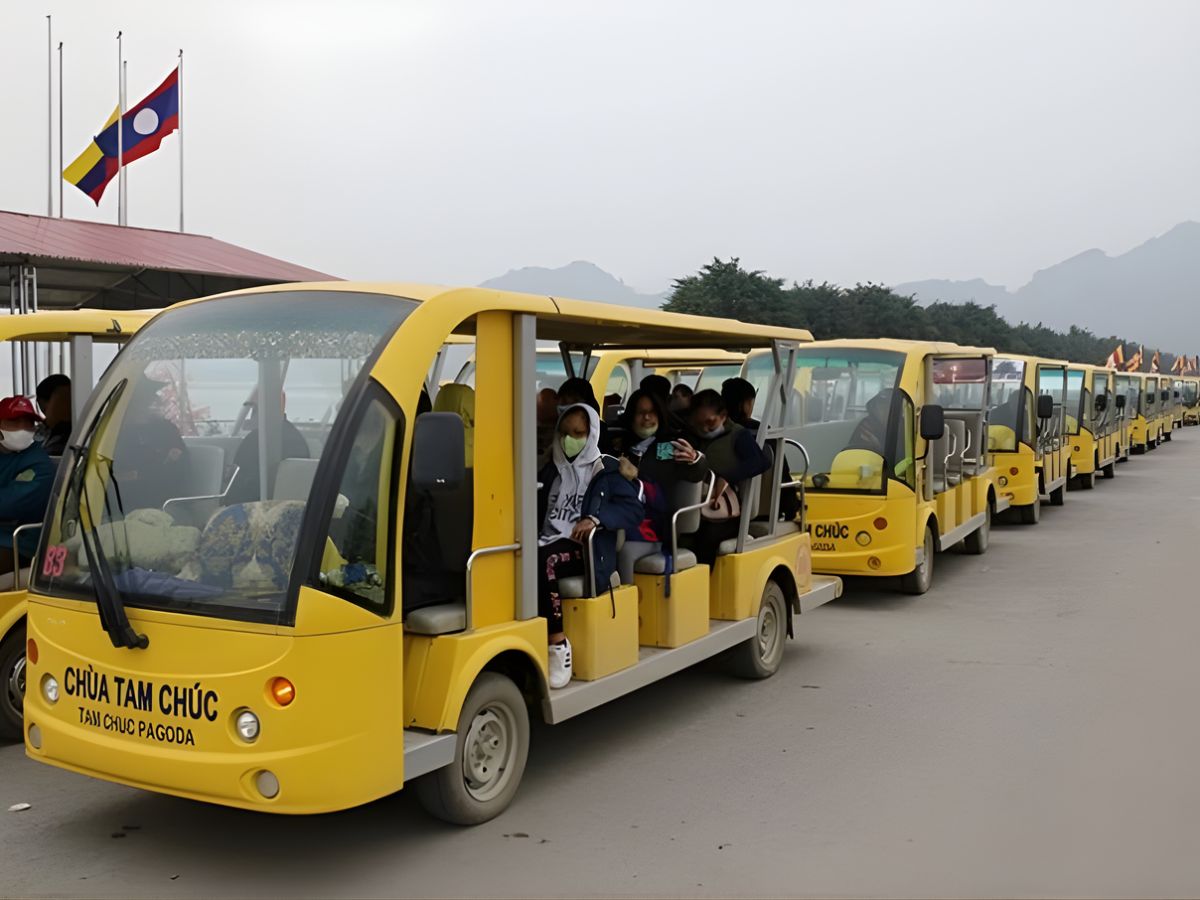 Hệ thống xe điện trong khuôn viên chùa phục vụ khách du lịch.