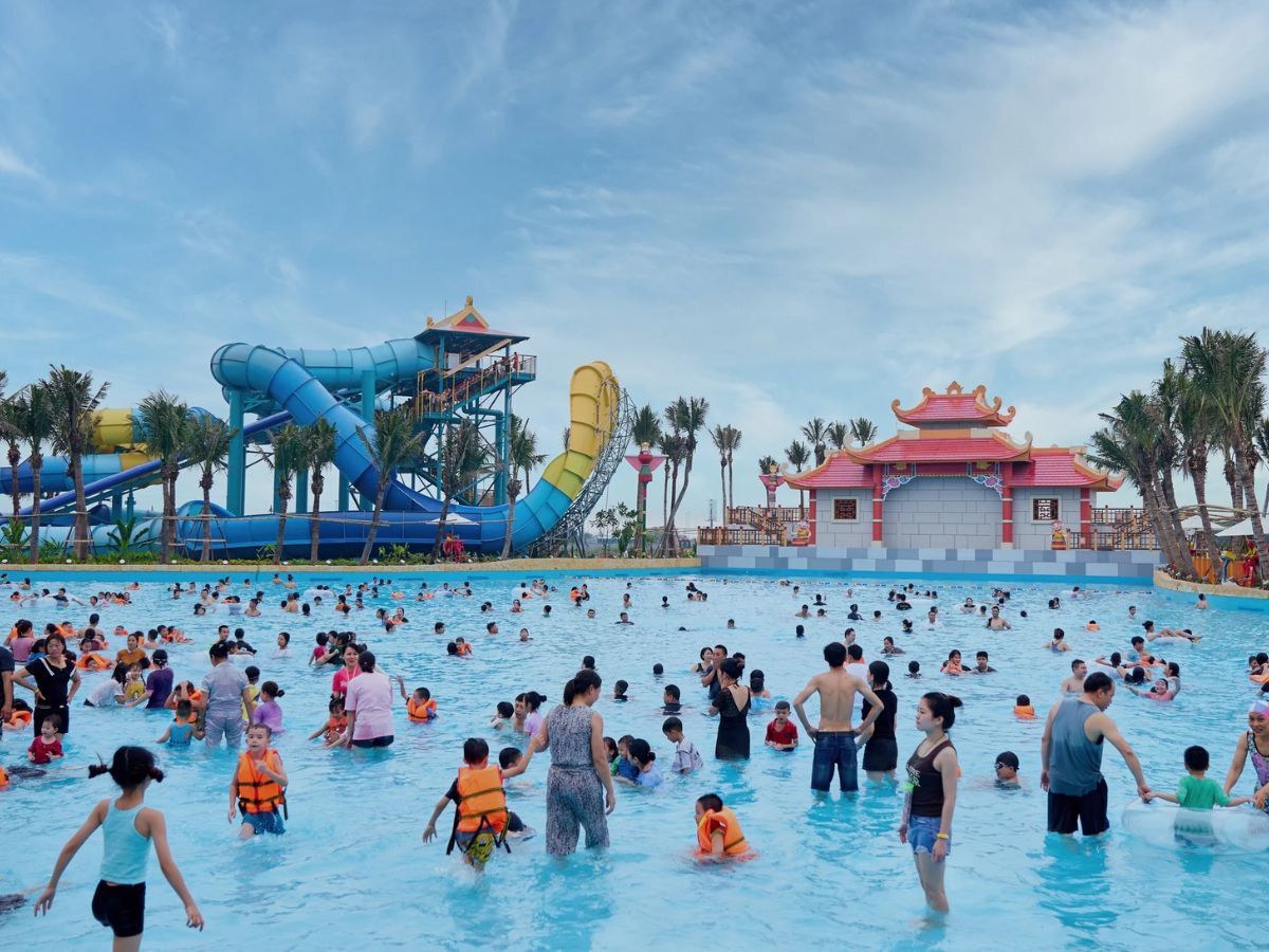 Du khách thích thú vui chơi tại công viên nước Sun World Hà Nam.
