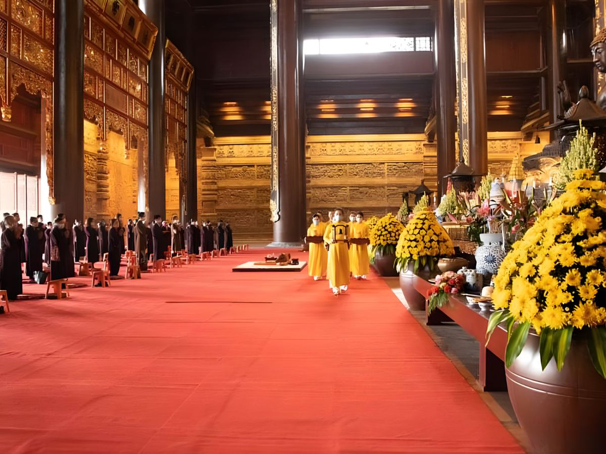 Hình ảnh bên trong chánh điện chùa Tam Chúc vào dịp lễ.
