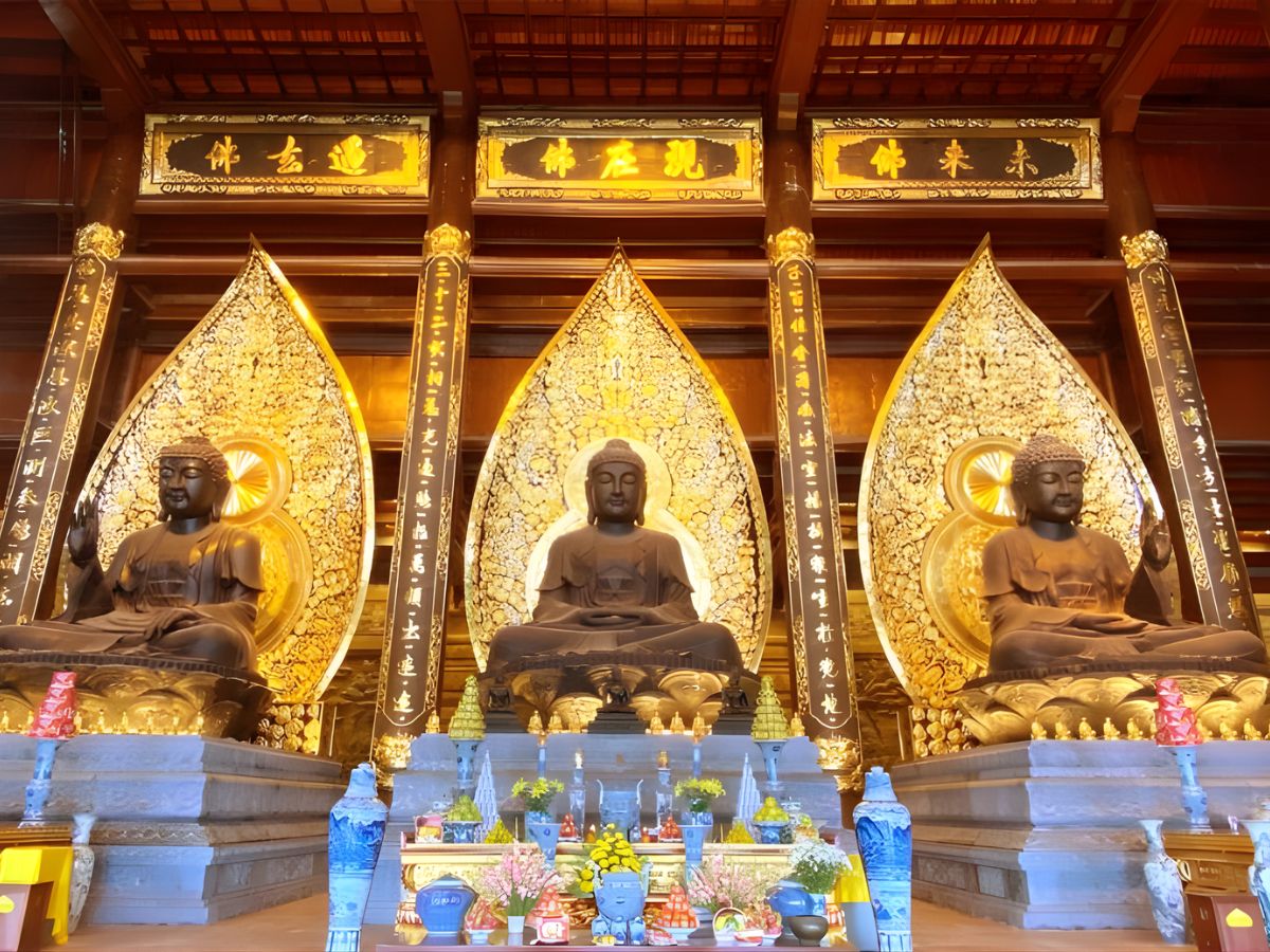 Kiến trúc đồ sộ, đầy ấn tượng bên trong điện Tam Thế.