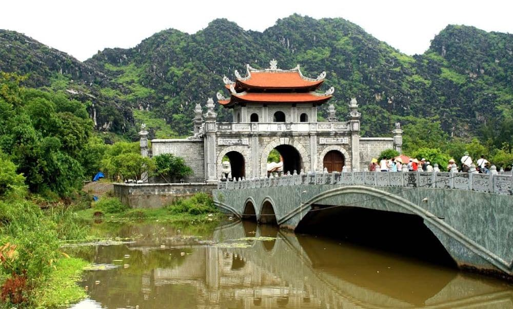 Cố đô Hoa Lư là điểm tham quan nổi tiếng cho người yêu thích lịch sử.